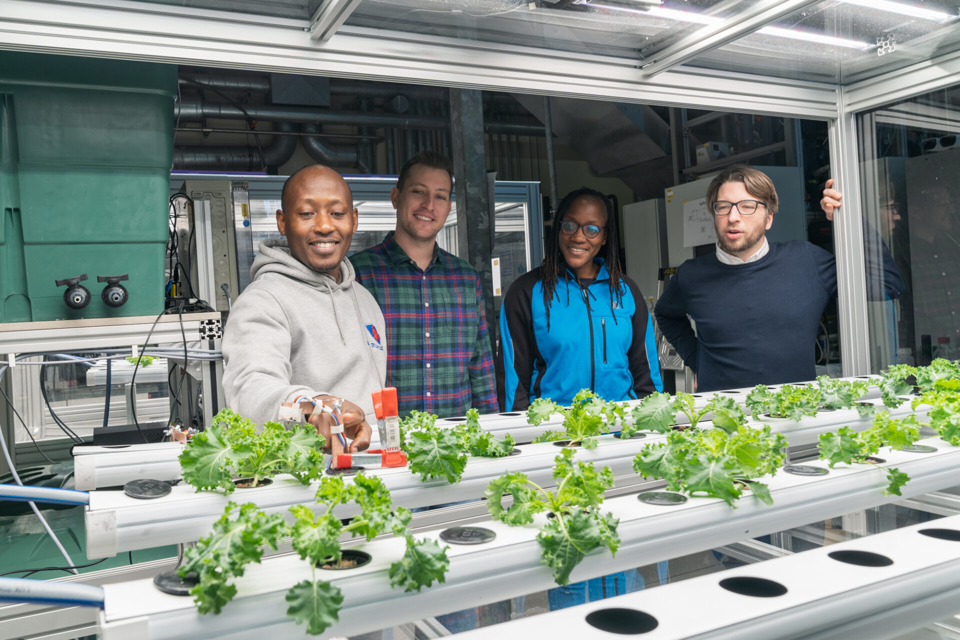 Das NexusHub-Team mit einer hydroponischen Anlage am Fraunhofer IGB in Stuttgart.