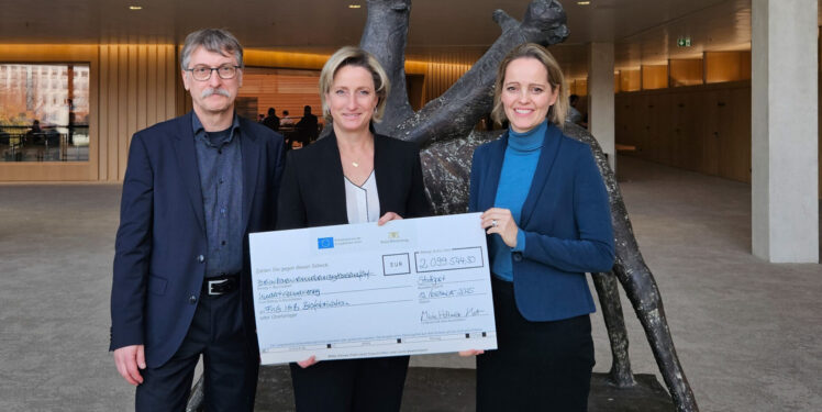 : Übergabe des symbolischen Förderschecks zum Aufbau eines Biofabrikationszentrums in Stuttgart. V. l.: Prof. Dr. Steffen Rupp (stv. Institutsleiter Fraunhofer IGB), Wirtschaftsministerin Dr. Nicole Hoffmeister-Kraut, Prof. Dr. Petra Kluger (Institutsleiterin Fraunhofer IGB)